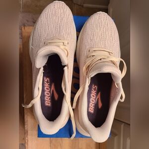 Brooks Launch 11 Women's Beige Athletic Shoes